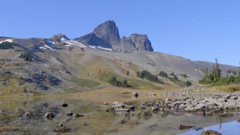 Ruhiger-Und-Klarer-Fluss-Mit-Berg-Im-Hintergrund-Tagsüber-Im-Sommer