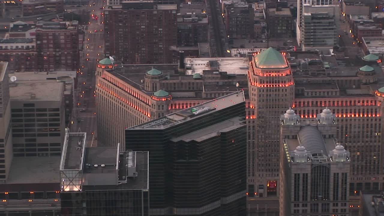 녹색 옥상과 외부 조명이 포함된 시카고의 랜드마크 머천다이즈 마트의 조감도