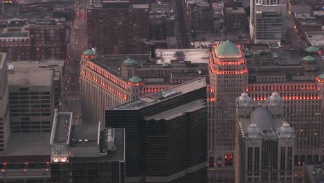 una vista aérea del emblemático mercado de mercancías de chicago incluye sus torres verdes en los techos y las luces exteriores