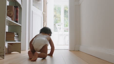 Niña-Arrastrándose-Por-El-Suelo-Niño-Pequeño-Explorando-Su-Casa-Bebé-Curioso-Divirtiéndose-Disfrutando-De-La-Infancia