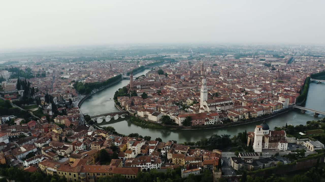 vista aérea amplia de verona, italia, al mediodía