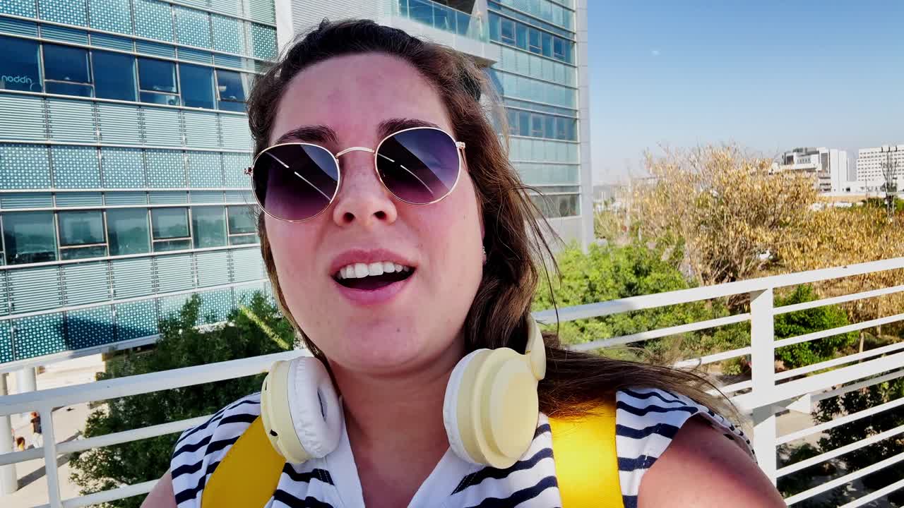 Una giovane turista che fa vlogging per i social media all'arrivo a destinazione.