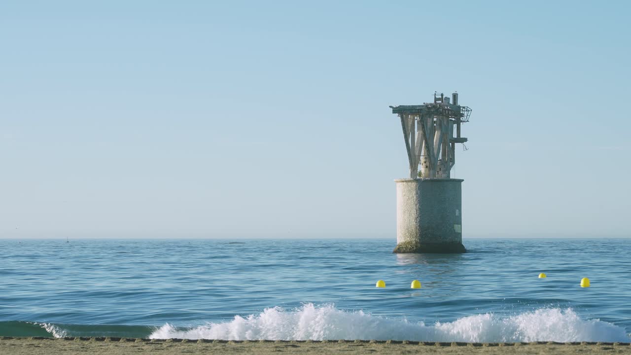 torre del antiguo muelle de carga de minerales en playa del cable, marbella, españa