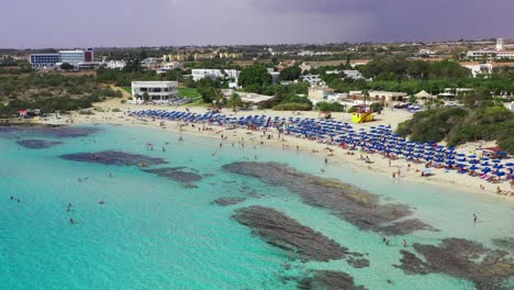 toma aerea de la playa de ayia napa