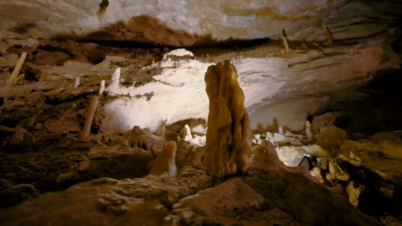 interior de la cueva con estalactitas y estalagmitas