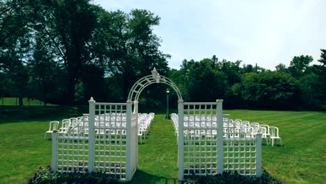 Drone-Volando-Sobre-La-Elegante-Configuración-De-La-Boda-En-El-Conservatorio-Del-Parque-Garfield-De-Indianapolis,-Indiana