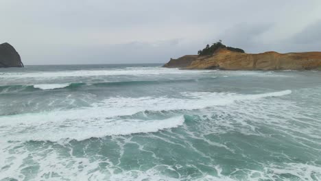 Olas-Rodando-Hacia-La-Orilla-En-Una-Playa-Oceánica-En-El-Estado-De-Oregon