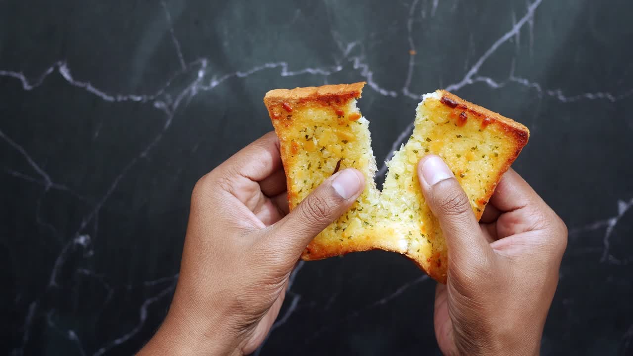 테이블 위에 접시에 마늘  ⁇  ,