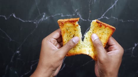 pan de ajo en un plato en la mesa ,