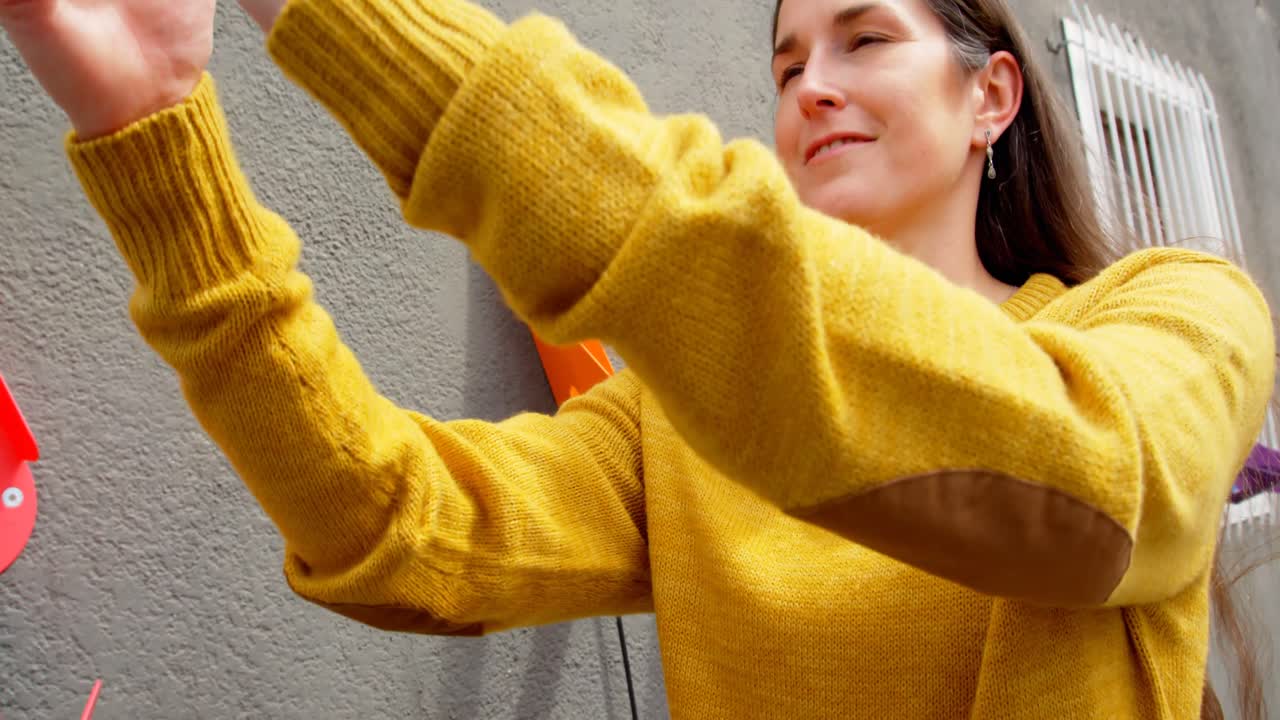 ⁇ 은 날에 휴대폰으로 셀카를 찍는 아름다운 여성 4k