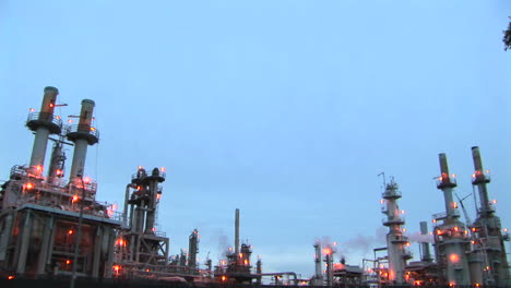 Las-Luces-Brillan-En-Las-Chimeneas-En-Una-Planta-Industrial