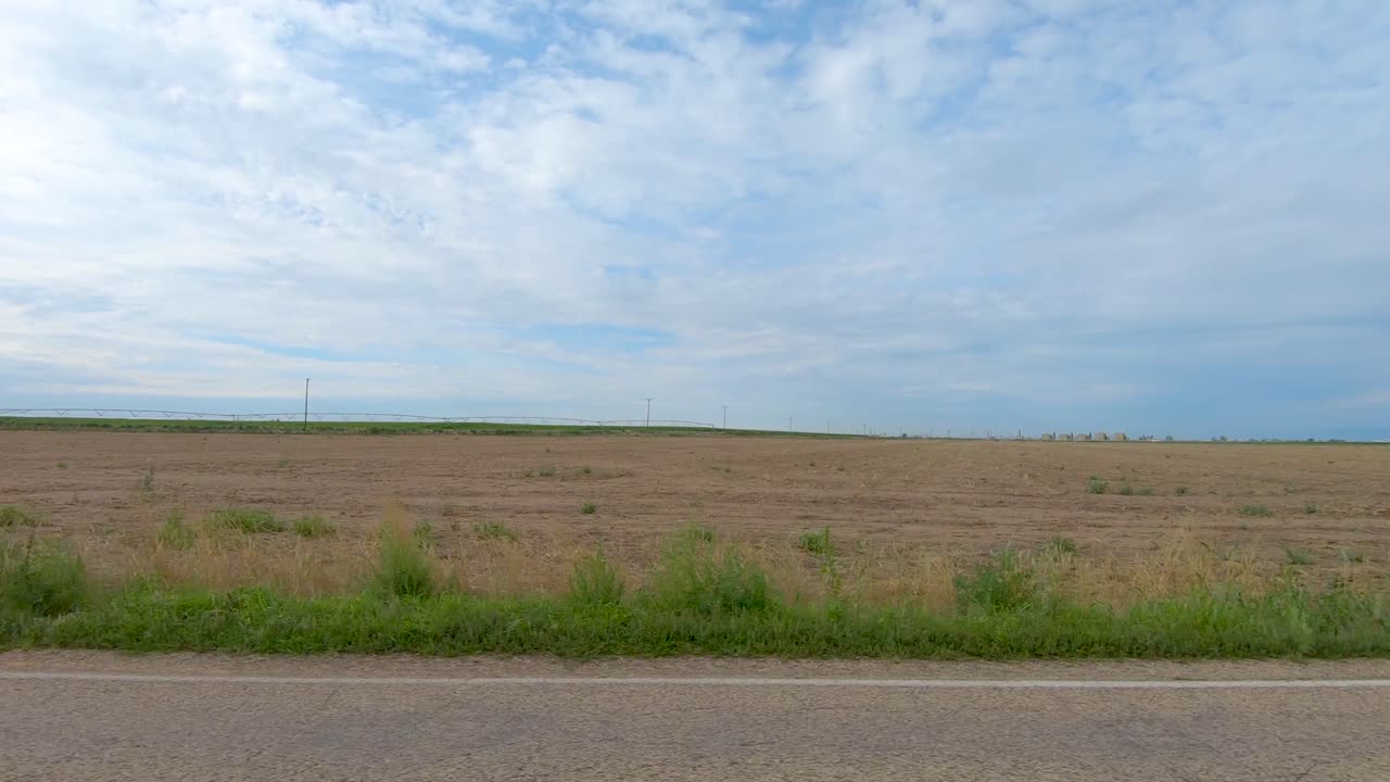 아메리카나의 "창 밖" 샷에서 경작된 들판이 지나갑니다.