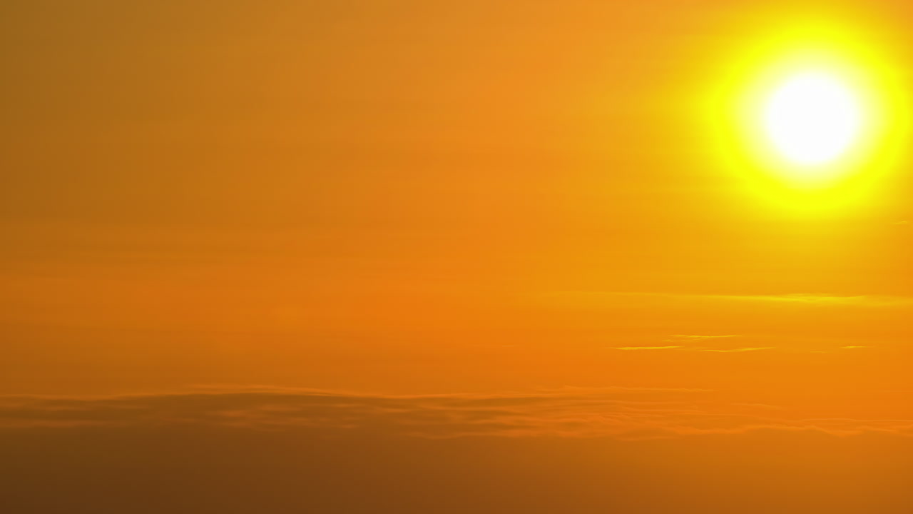 таймлапс драматического солнца в небе, поднимающегося на облаке, при этом земли не видно