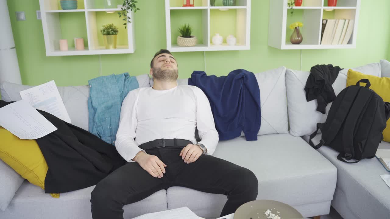 게으른 재미있는 남자가  ⁇ 망진창하고 더러운 집에서 자고 있습니다.