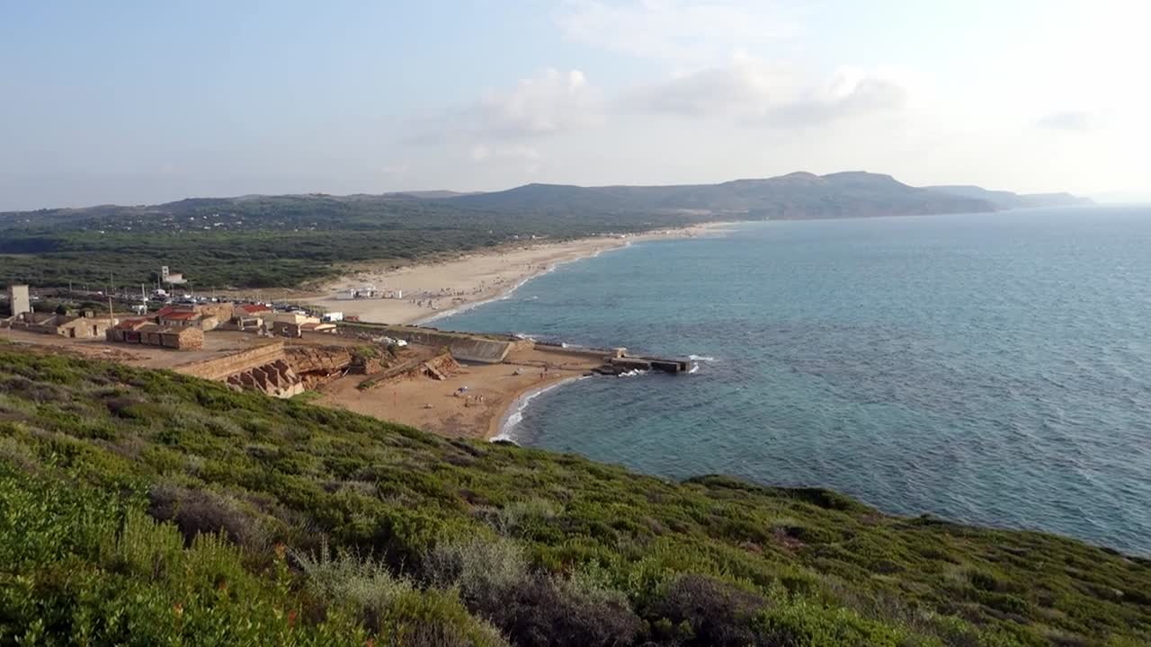 mar mediterráneo, costa, playa y puerto desde los acantilados de cerdeña