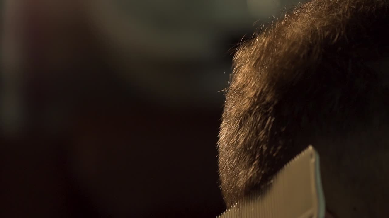 un hombre se corta el cabello.