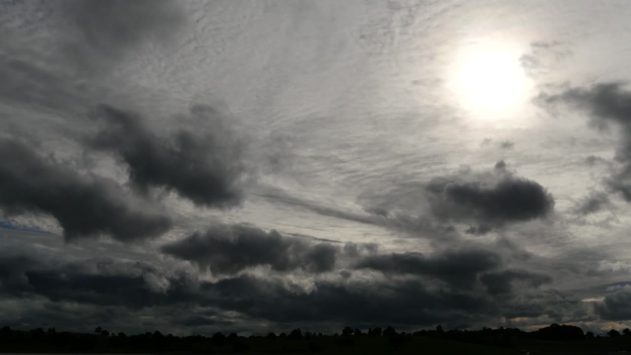 다용도 프로젝트에 적합한 썬 비디오가 포함된 극적인 시간 경과 하늘, 제목, 메시지 또는 로고 삽입