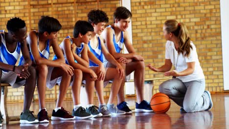 Entrenador-Instruyendo-A-Estudiantes-En-La-Cancha-De-Baloncesto