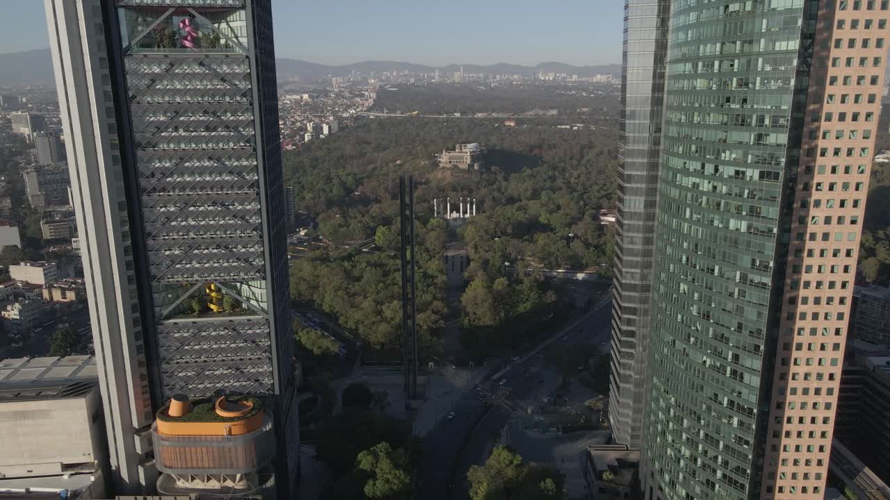 Drone voando ao lado dos edifícios altos na Cidade do México.