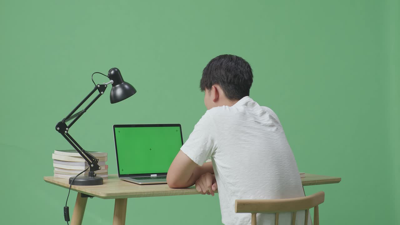 노트북에서 일하는 사람