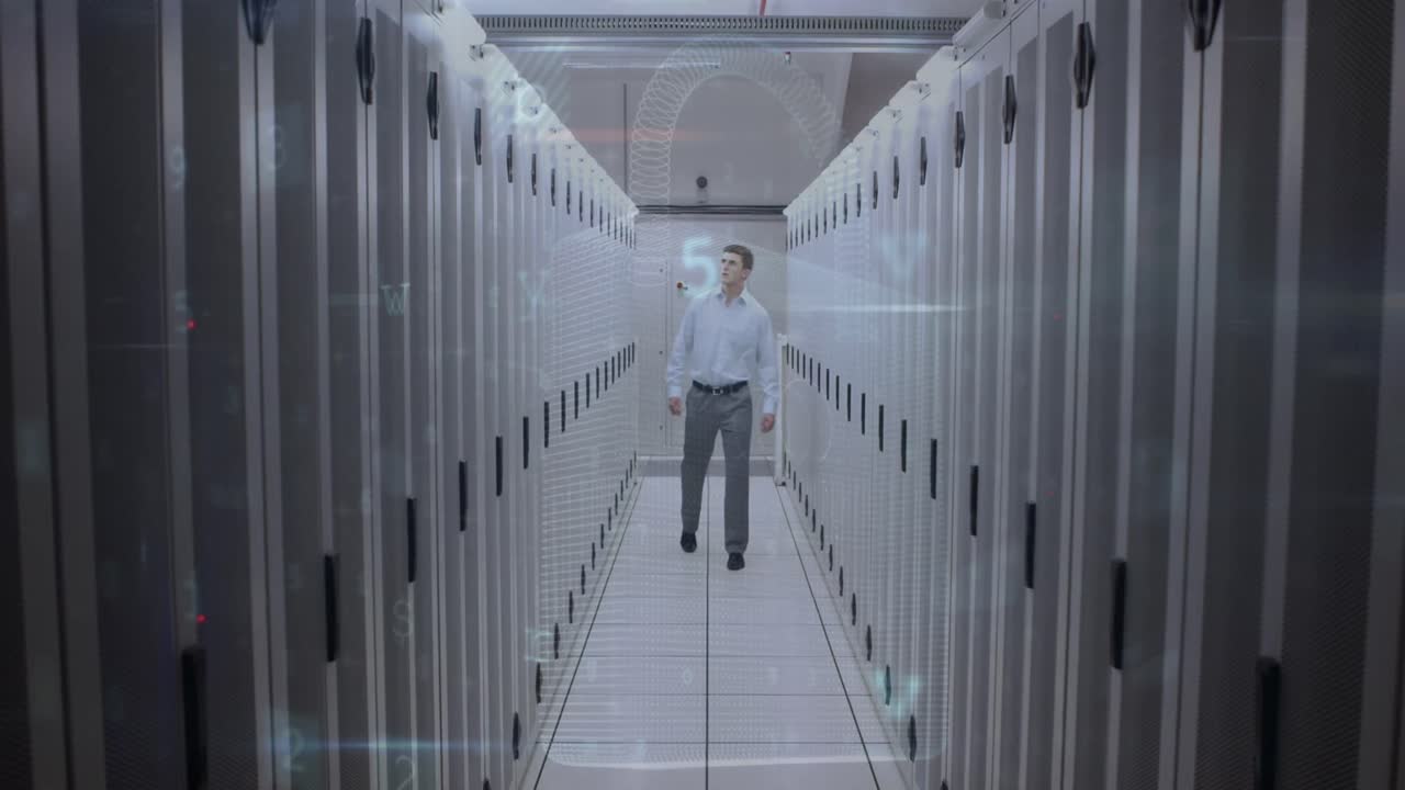 animación del procesamiento de datos sobre un trabajador caucásico en la sala de servidores