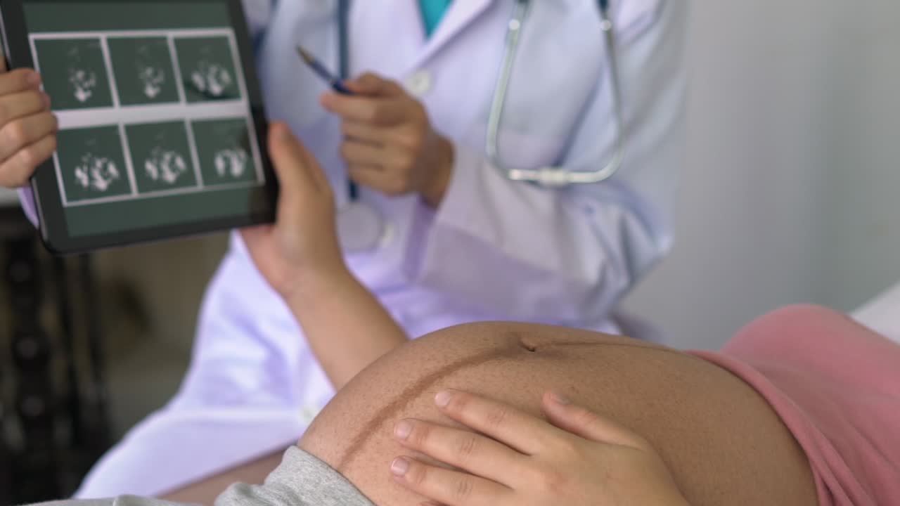 Donna incinta e medico ginecologo in ospedale