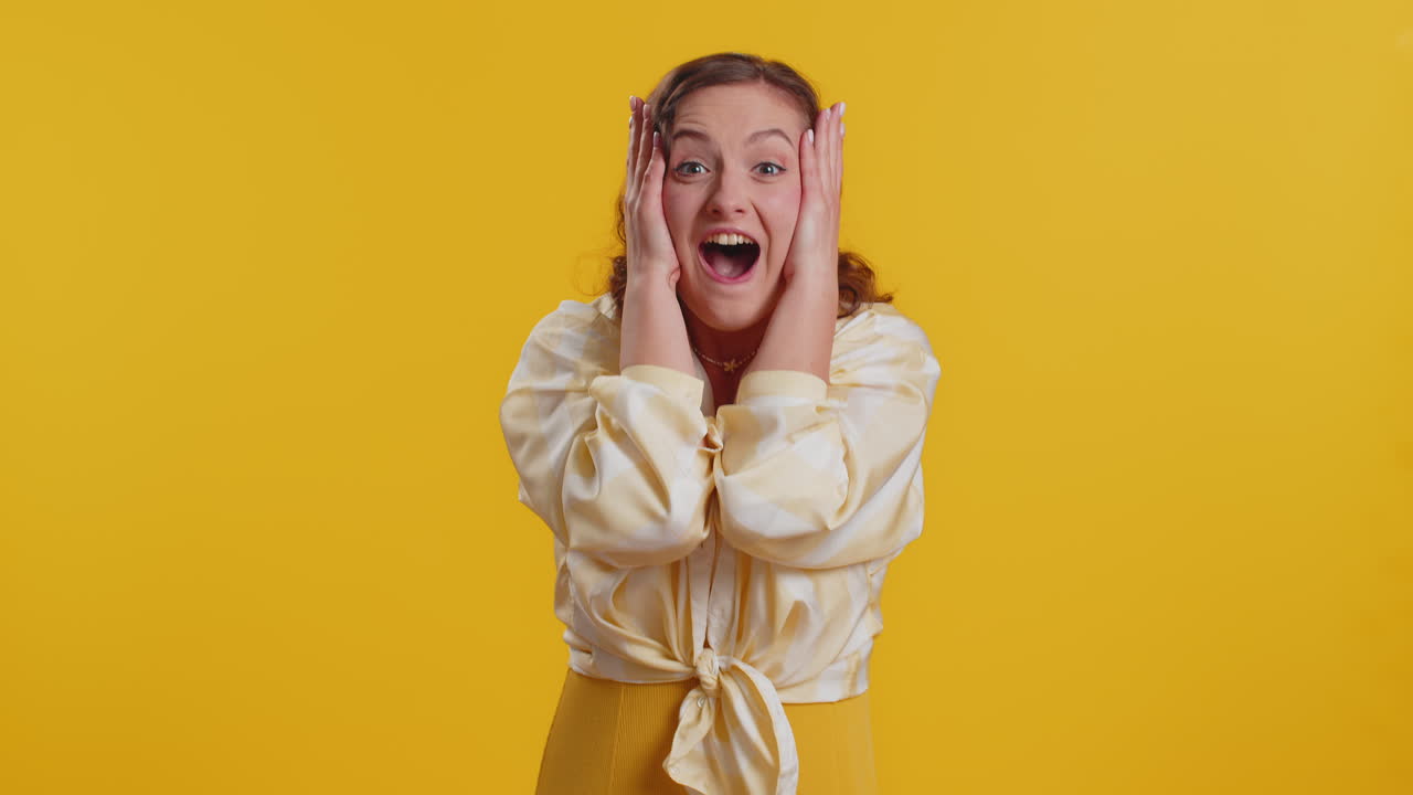 mujer asombrada sorpresa mirando a la cámara con ojos grandes conmocionada por la victoria repentina wow emoción