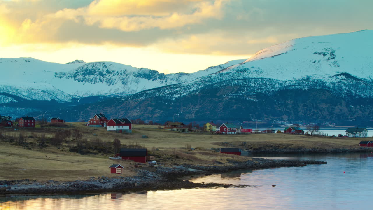 timelapse di case al tramonto sulle isole lofoten, norvegia