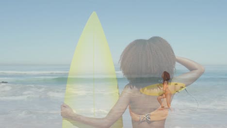 animación de una mujer biracial con tabla de surf sobre una mujer biracial en la playa con tabla de surf