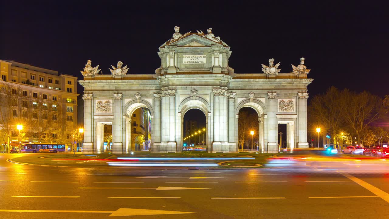 madrid night light arco di trionfo davanti al traffico panorama 4k time lapse spagna