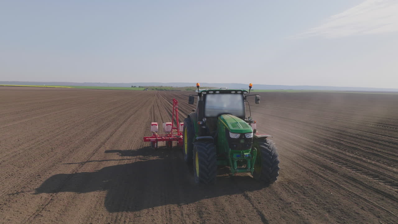 tractor plantando semillas en un campo