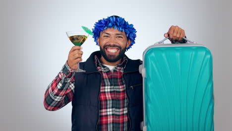 hombre, bailar con cóctel y maleta para viajar