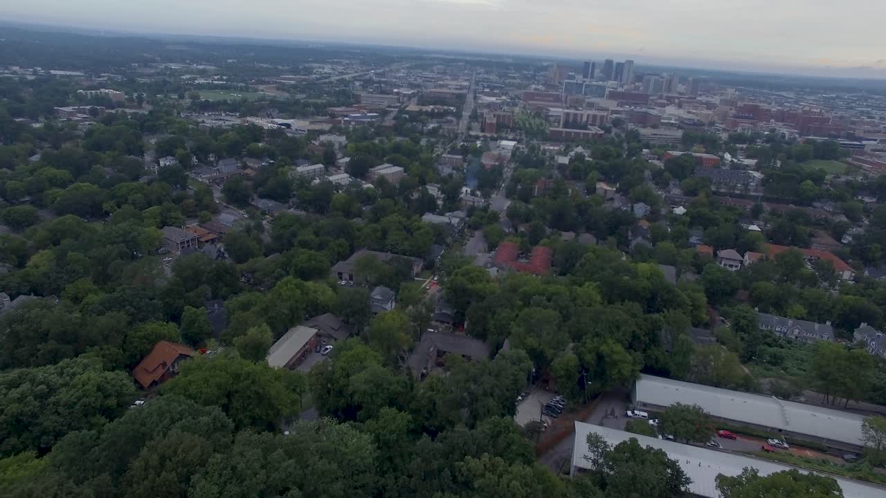 흐린 저녁 동안 시내 버밍엄 도시 풍경, 스카이 라인 및 이웃