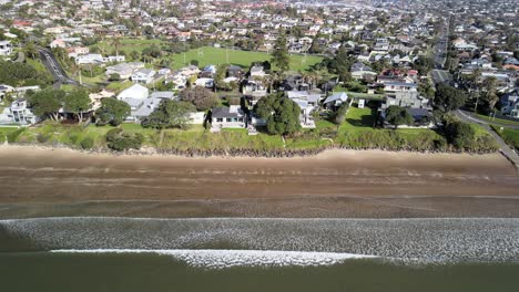 Propiedad-Frente-A-La-Playa-En-La-Costa-De-Nueva-Zelanda-En-Red-Beach