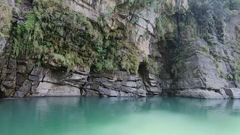 vista del río de la montaña durante el día desde un ángulo plano el video se toma en el río umtong dawki meghalaya, noreste de la india