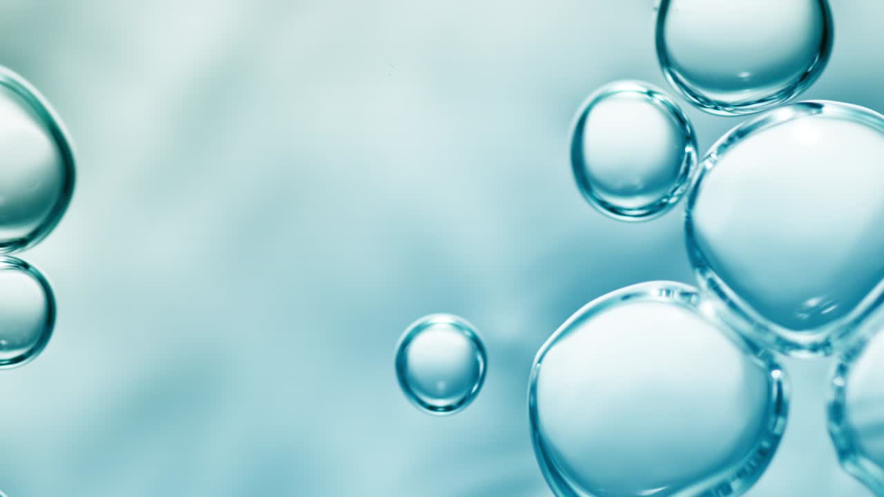 파란 바탕에 낮은 각도에서 으로 떠다니는 투명한 거품