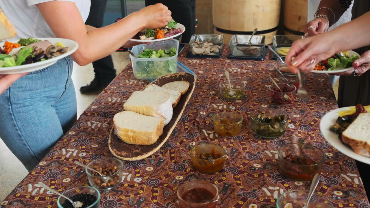 다채로운 뷔페 비건 음식과 건강한 사람들