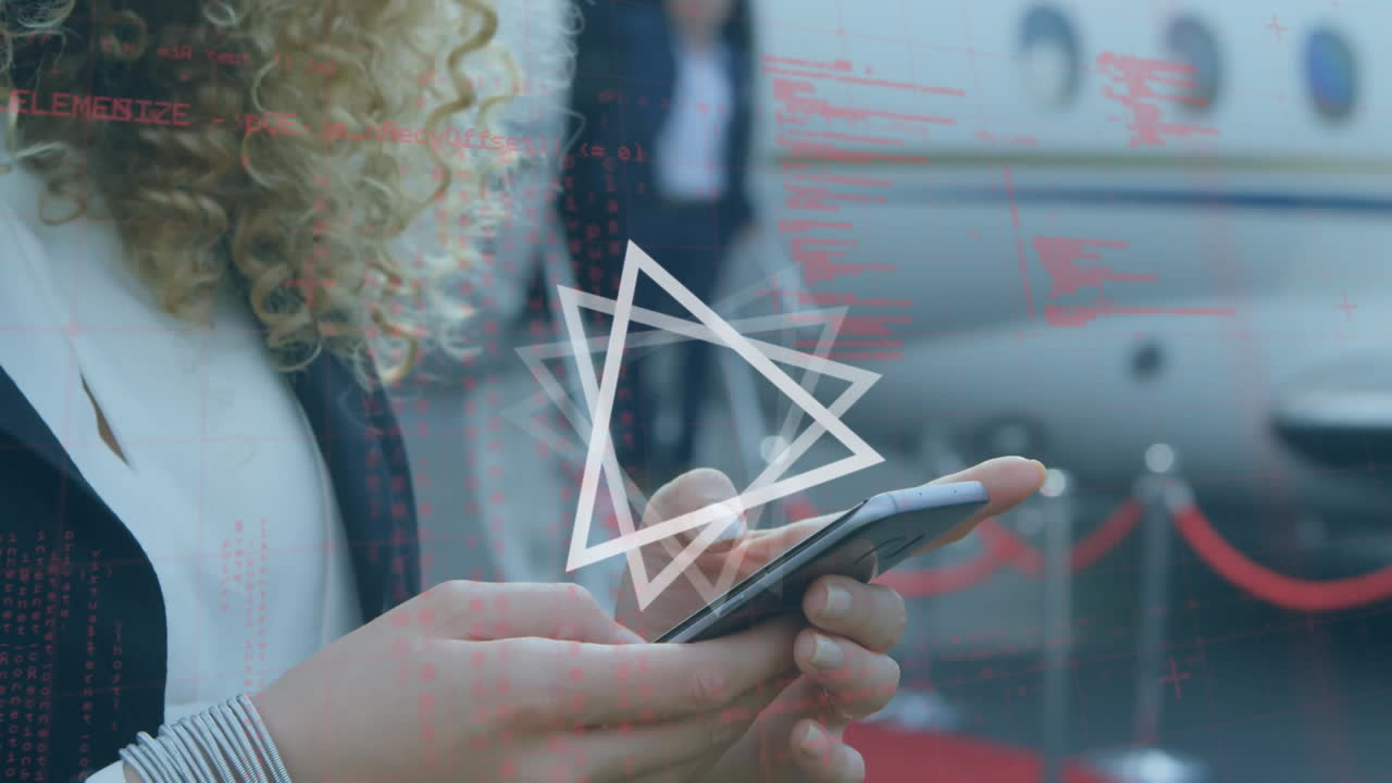 animación de triángulo y procesamiento de datos, sobre mujer de negocios usando teléfono inteligente junto al avión