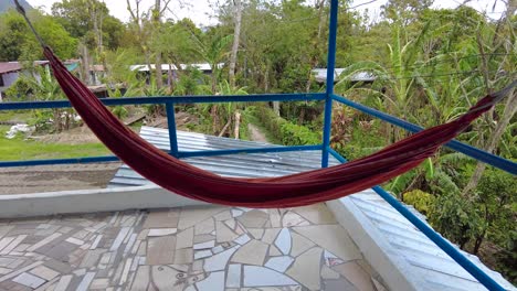 una hamaca colgando en una veranda