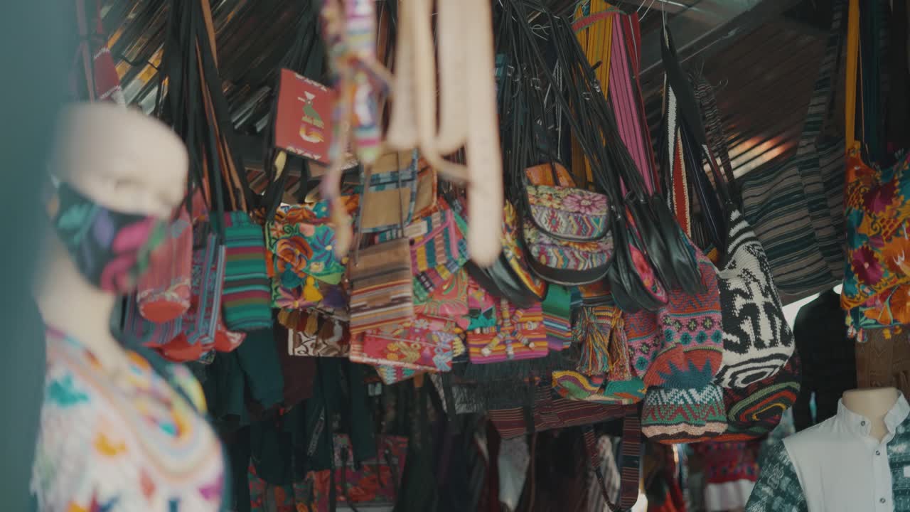 productos de recuerdo del mercado textil guatemalteco en antigua guatemala