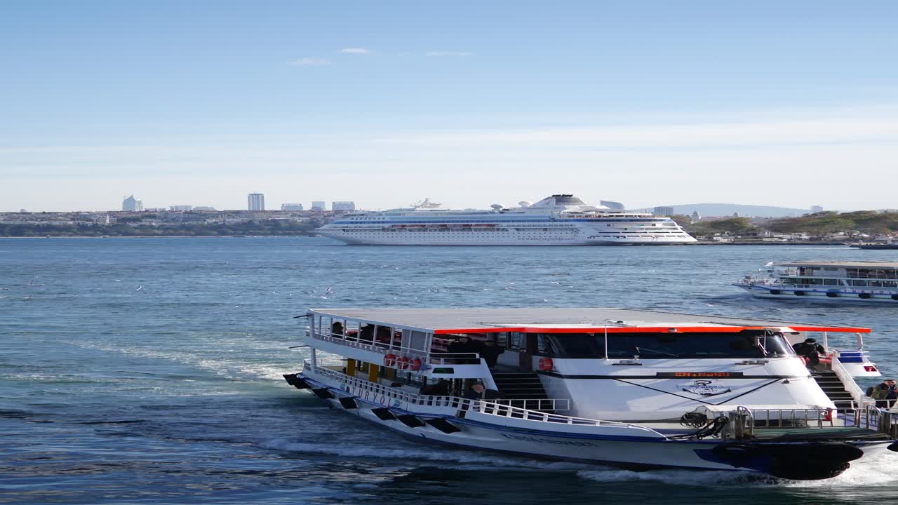 transbordador y crucero en el estrecho de estambul