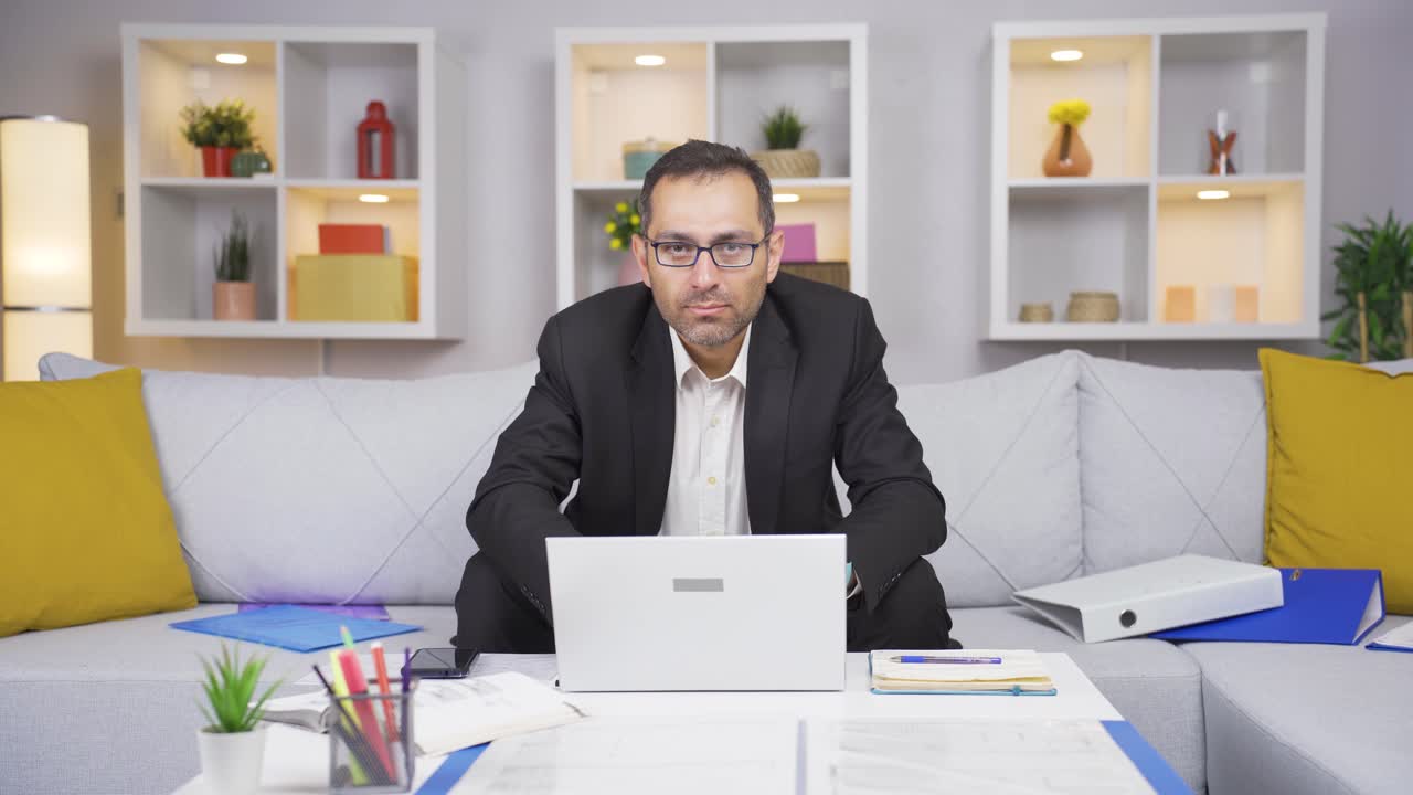 야심차고 결단력 있는 홈 오피스 근로자의 초상화입니다.