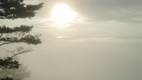 Amanecer-Sobre-El-Lago-Superior-En-Un-Acantilado-Desnudo-Con-Niebla-Matutina-Rodando