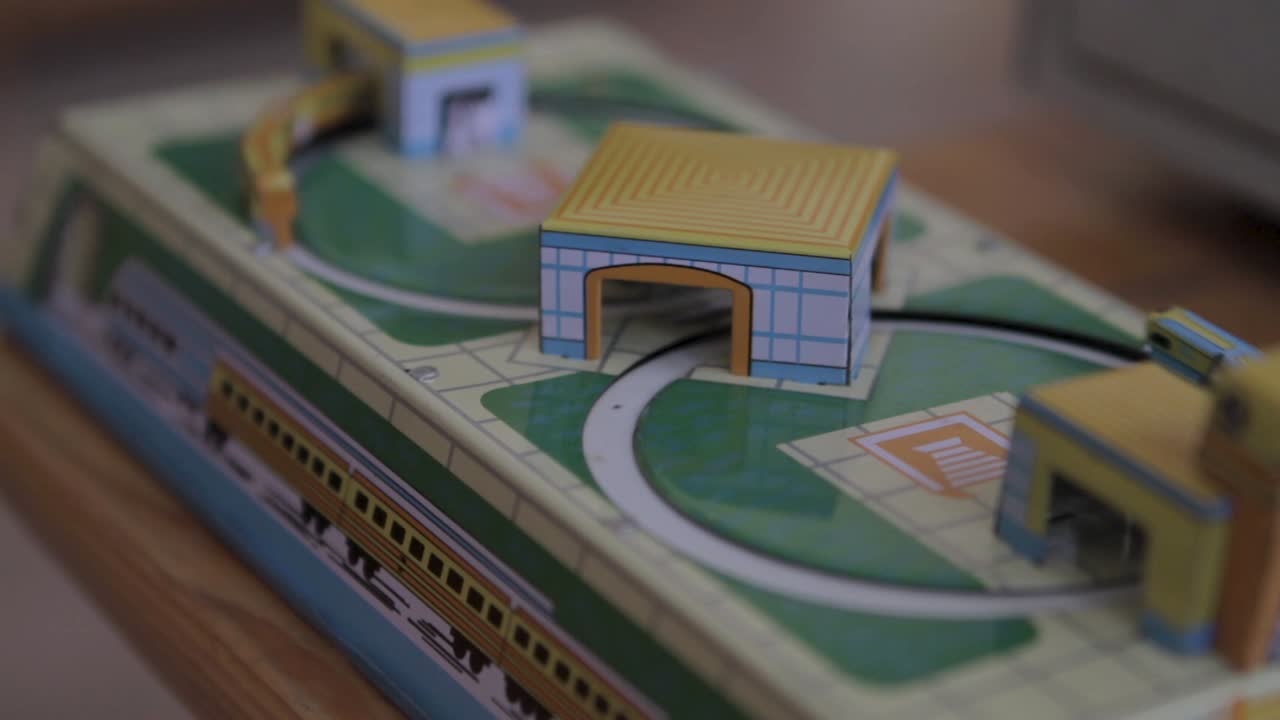 tren de juguete puesto en movimiento en un diseño de vía detallado con estaciones vibrantes, fondo borroso que mejora la velocidad