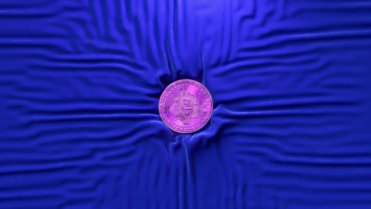 primer plano de tela de terciopelo drapeada de color azul oscuro