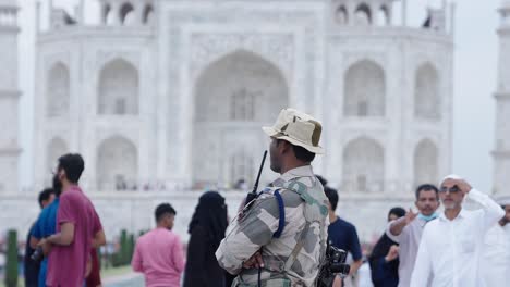 hombre militar indio de pie frente al taj mahal