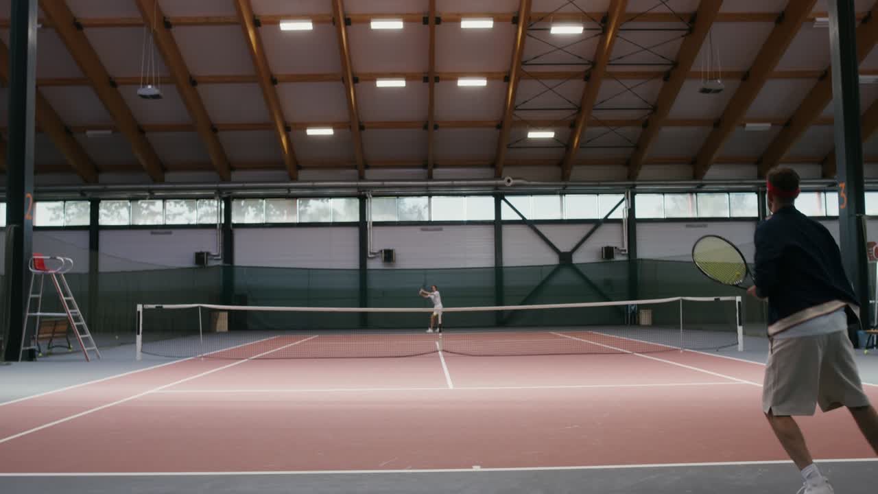 partido de tenis en interiores