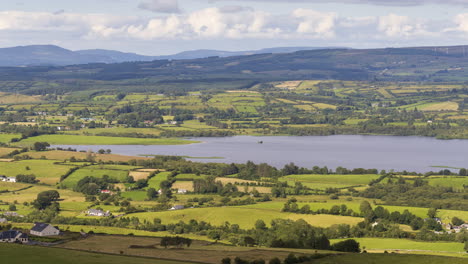 Zeitraffer-Der-Ländlichen-Landwirtschaftlichen-Naturlandschaft-Während-Des-Tages-In-Irland