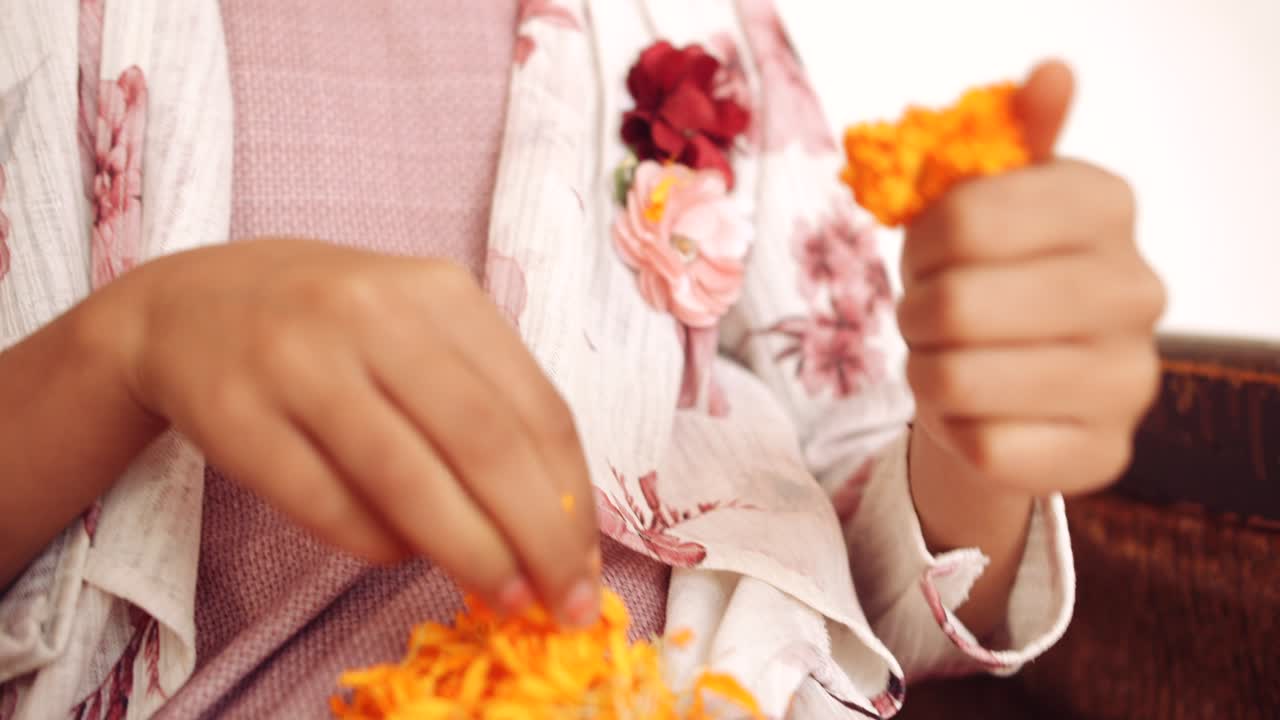 retrato de un niño indio en casa durante el bloqueo por coronavirus