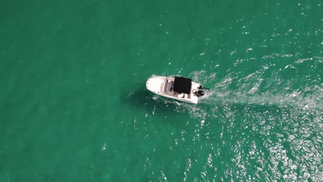 La-Antena-Vertical-Supera-A-La-Lancha-Motora-Blanca-En-El-Verde-Intenso-Del-Agua-De-Mallorca